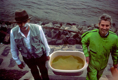 DG Nicolas Garcia Uriburu and Joseph Beuys executing a coloration of the Rhine (1981). 